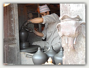 Teppichknüpferin in Pokhara