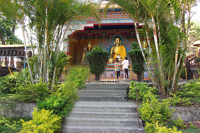 Buddhas im Klostergarten der Karma Dubgyu Chokhorling Monastery